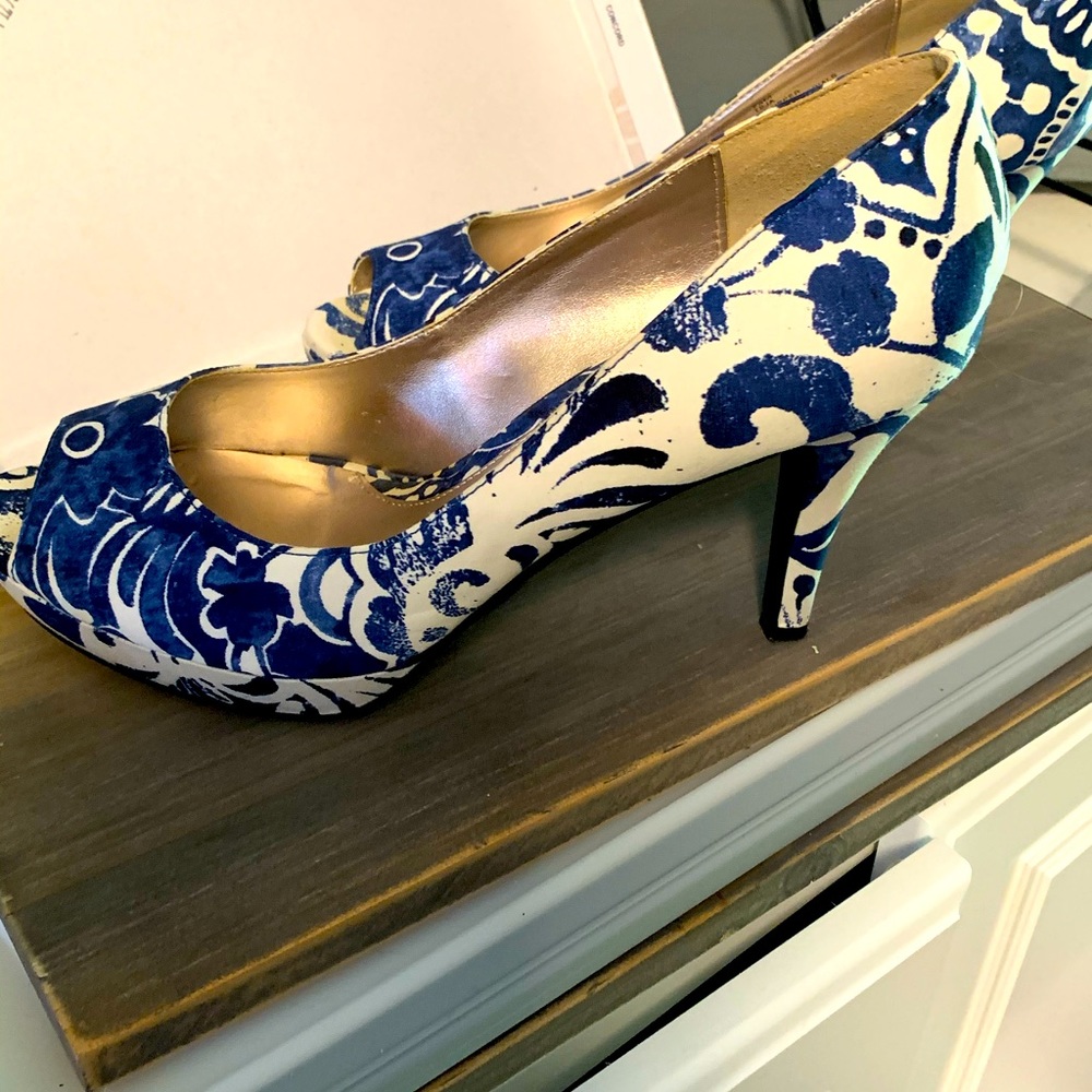 Beautiful blue and white sandal/heels. Size 7 1/2.